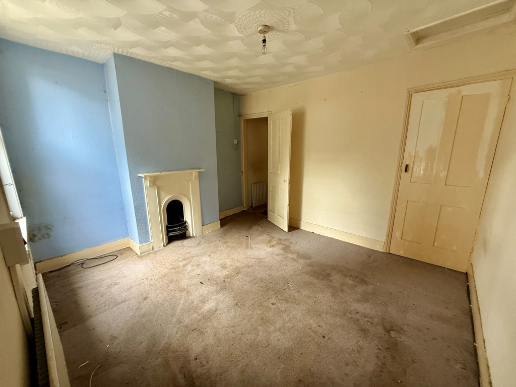 Lot: 162 - MID-TERRACE HOUSE FOR IMPROVEMENT - Bedroom two